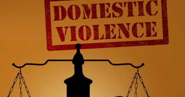 חווה אלימות במשפחה