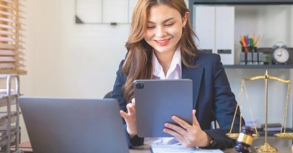 עורך דין מפרסם ברשתות חברתיות