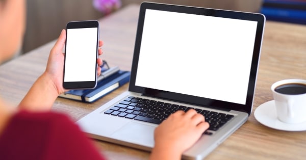 עורך דין עם מחשב