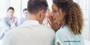 אישה אומרת לגבר סוד