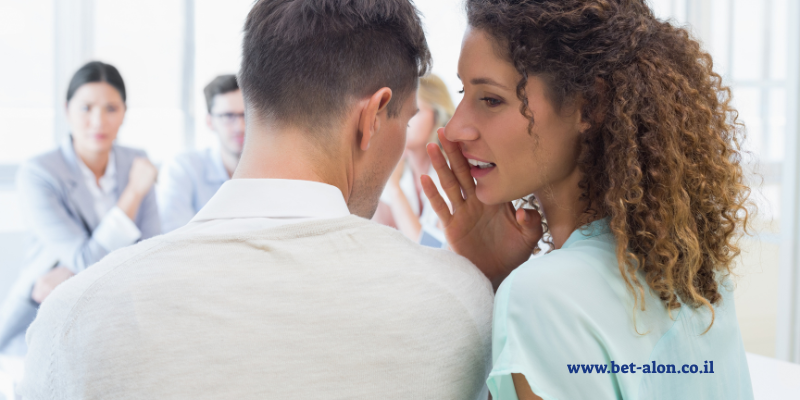 אישה אומרת לגבר סוד